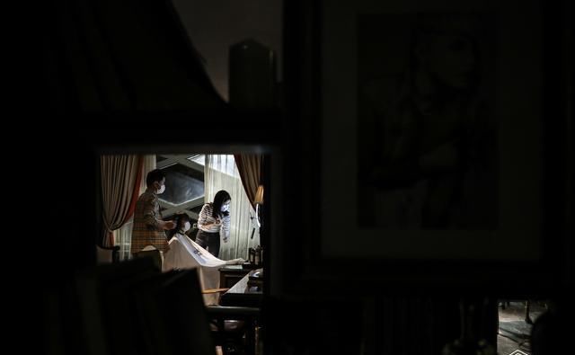  『爆款』造型师“云复工”做直播 女生扎堆爱上Lisa刘海 成今年爆款发型