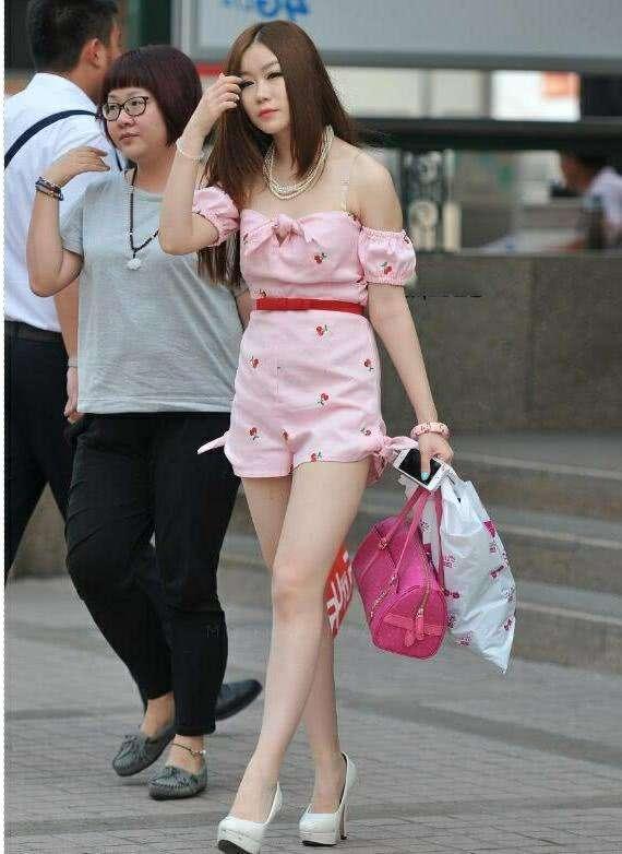 气质小姐姐粉色露肩连体装甜惊喜美范儿, 举手投足都显得很高雅