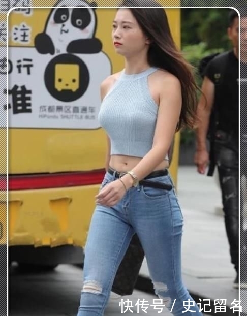 「气质」简约穿搭:街头偶遇气质小姐姐,牛仔裤搭配背心,时尚的潮流风格