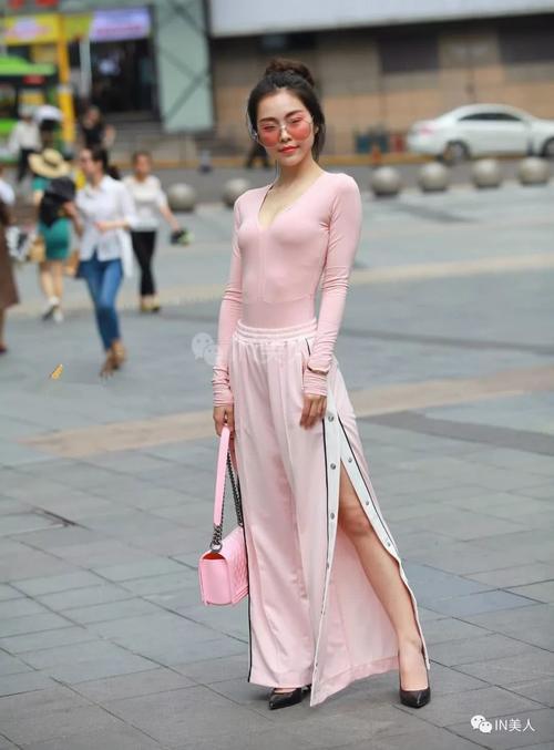 百变黑色高跟，晒出好身材