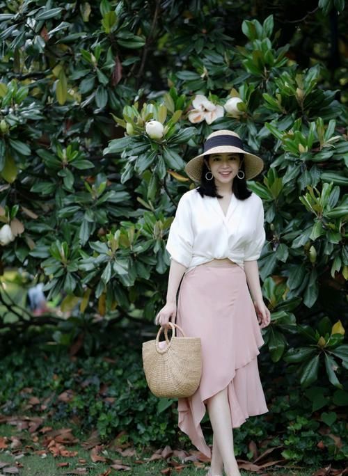  #气质#三木的高级穿搭又来一波！白色衬衫配“虾皮粉”半身裙，气质清新