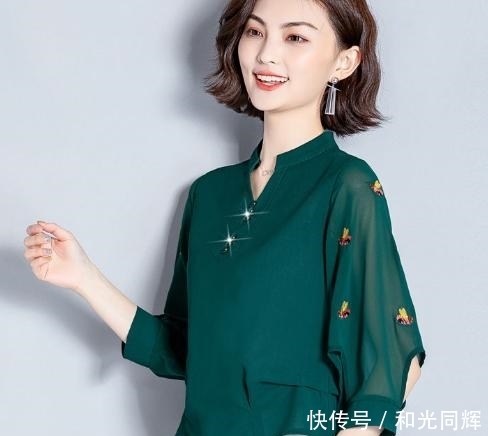 印花:52岁婆婆太会穿衣,繁而不乱的印花小后+竹笋裤,嫩美瘦出新境界