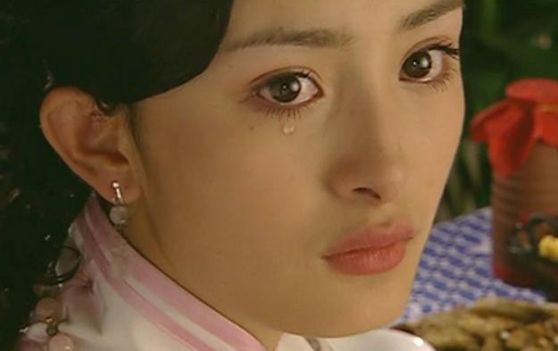 14年前杨幂给孙俪做陪衬,那时的下巴没有这么