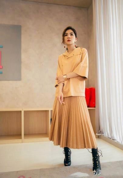 Ella越发少女，喇叭长裤，现110大长腿!