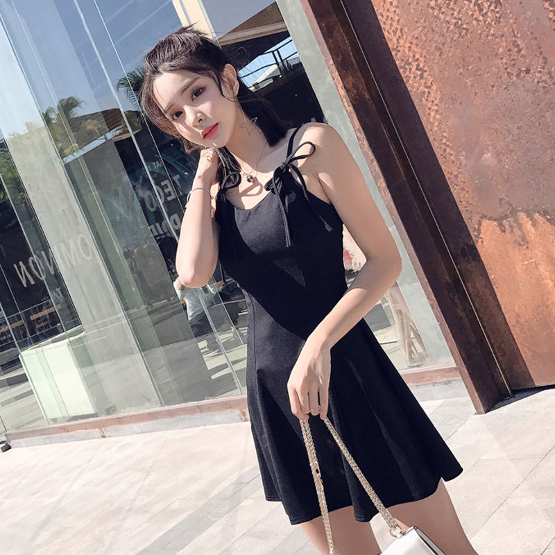 今夏新主流:妩媚“小心机”吊带裙+高跟鞋，让你性感魅惑力十足