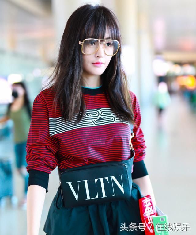 28岁张天爱换发型堪比换脸，大长腿吸晴，网友:也太能装了吧!