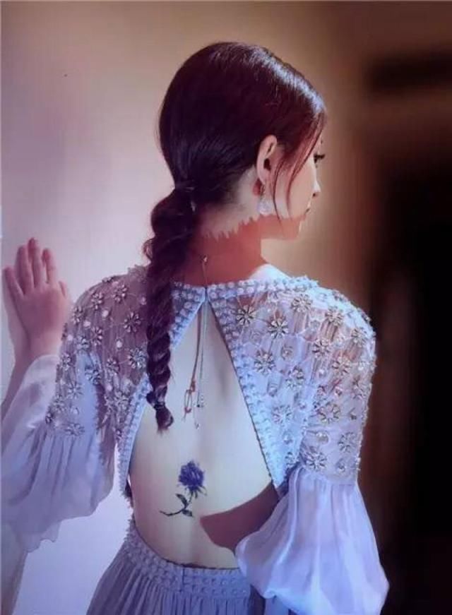 杨幂倪妮唐嫣的美背不相上下，可最好看的还是阮经天的前女友