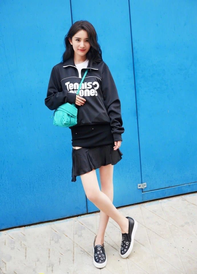 杨幂真会玩,超短裙都敢剪到大腿根,网友:我就不信刘恺威不介意