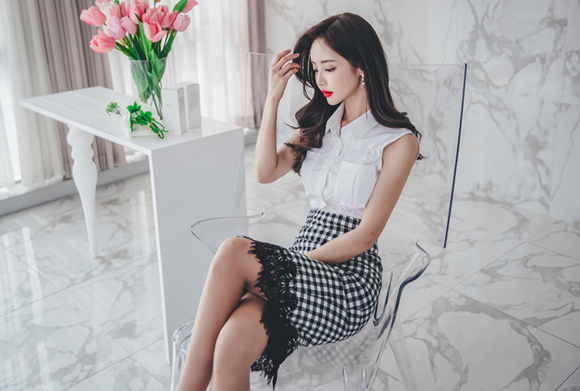 女神孙允珠，鲜郁花蕾釉彩净白职场蕾丝裙