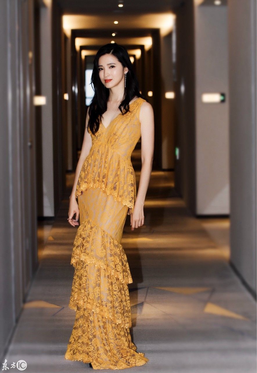 40岁的龚蓓苾连衣裙造型，尽显女性魅力，网友:颜值高有味道