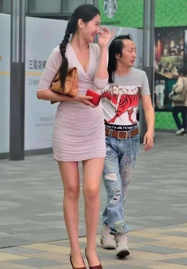 街拍: 偶遇30岁成熟美女 跟矮了一头的老公一起逛街啥感觉?