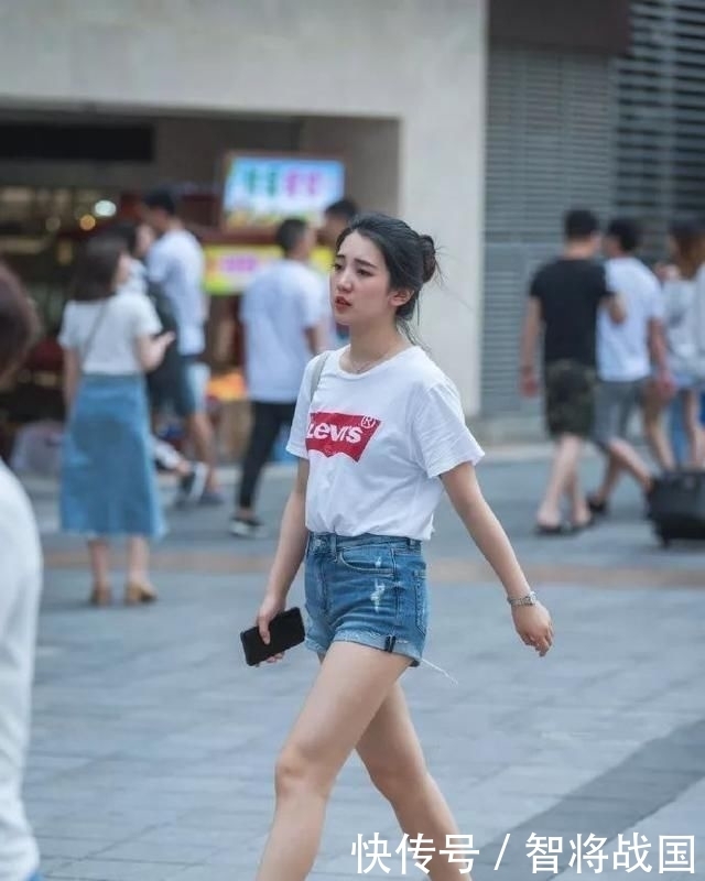 小姐姐|小姐姐身穿墨绿色抹胸连衣裙搭配裸色尖头高跟鞋,带着优雅与气质