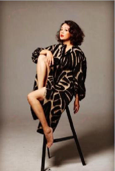 宁静厉害了，脖子戴着“蛇型”项链超吸睛，网友：简直年纪越大越