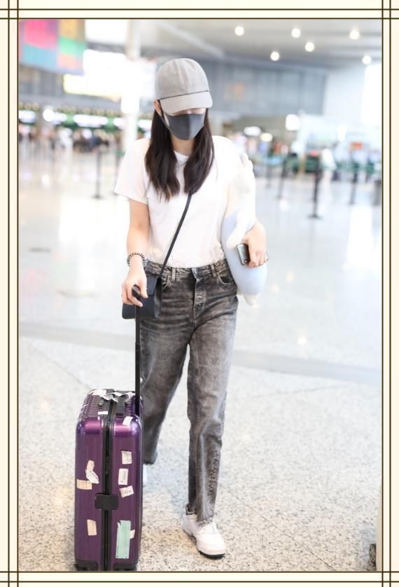 陈乔恩现身机场，竟穿了条80年代的牛仔裤，网友:我妈都不穿了