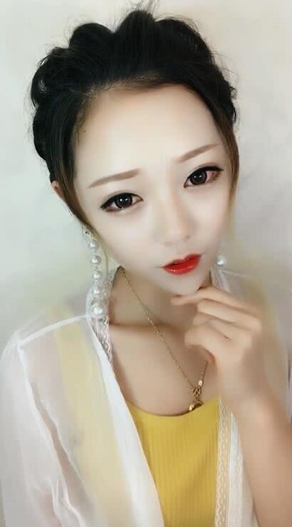 长得像凤姐的女孩真的是难看，化妆之后被奉为女神