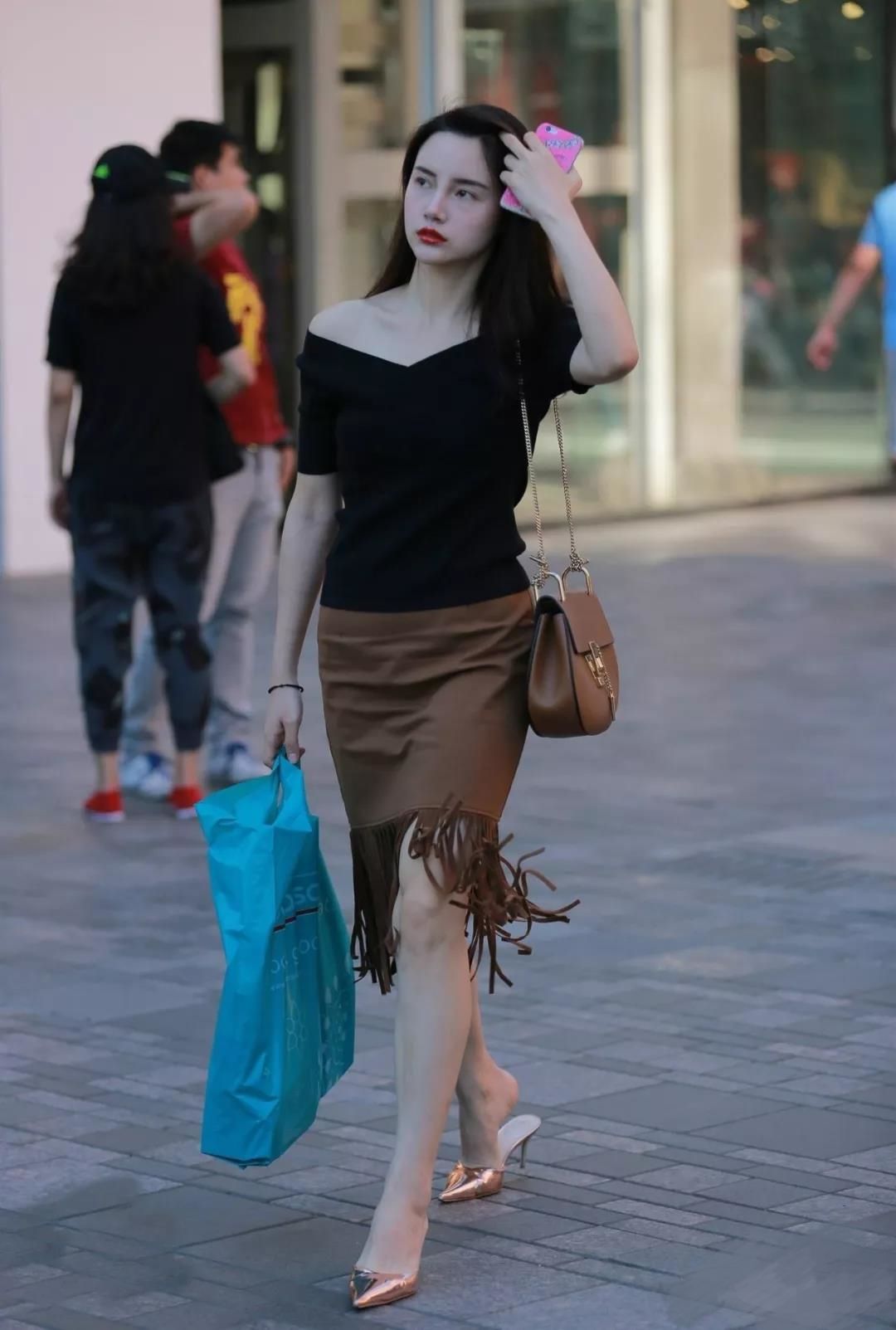 街拍路人，百搭，知性的气质穿搭参考，让你跟上时尚新潮流