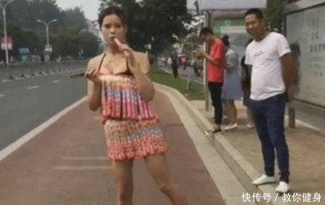 天气有这么热吗！这位女子拿冰棍来这么做，旁人看的都入迷了