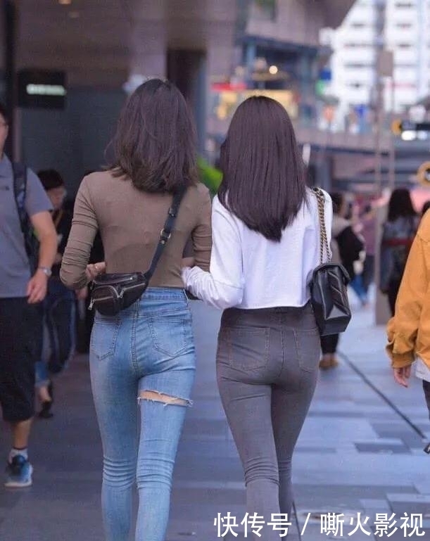 『孩子』两姐妹一起逛街,你猜哪个生过孩子?