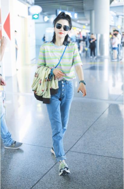 本以为赵薇“假两件”牛仔裤够丑了，但看到谭维维的裤子，才真的