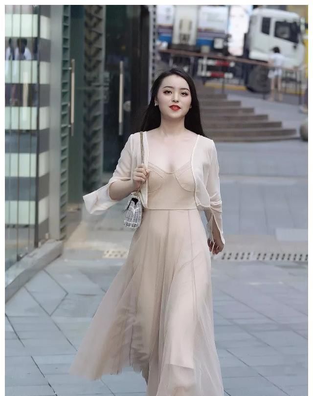 「身上穿着一」一双粉红色的尖头高跟鞋让她显得年轻又靓丽,看上去特别唯美