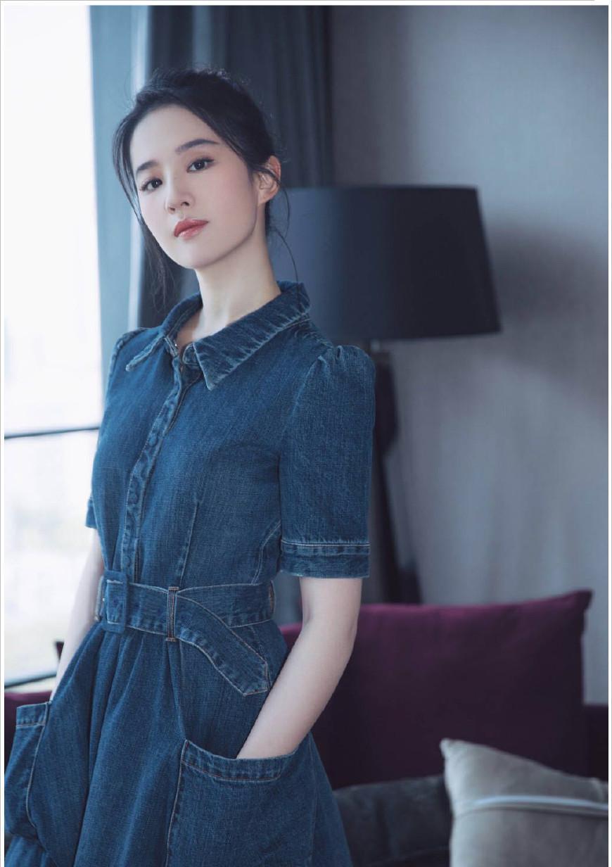刘亦菲不过穿了一件牛仔裙，却演绎盛世美颜！网友：发型超好看
