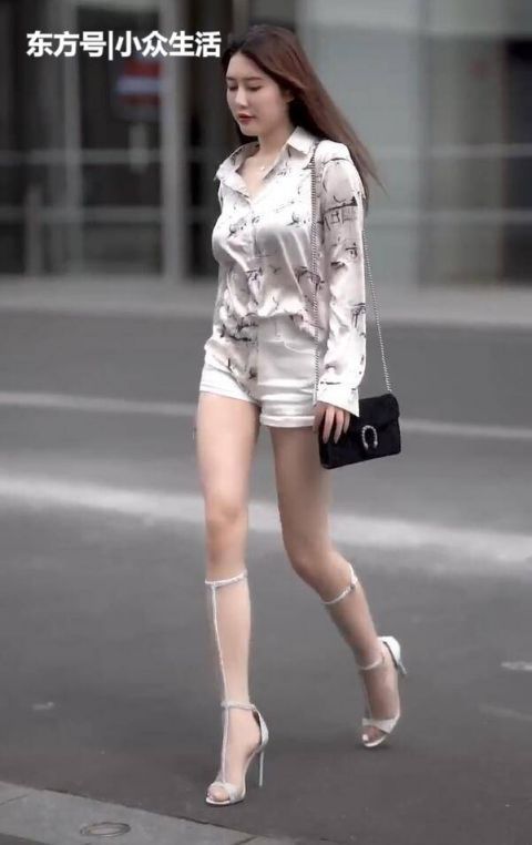 好看|美女真丝衬衫配热裤,奇怪的造型:越简单越好看!