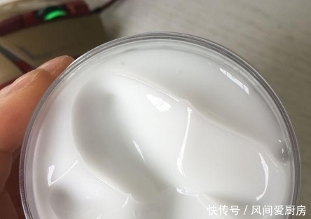  『脸上』建议女人: 晚上洗脸后挤点在脸上, 坚持数天, 皮肤细润又白嫩