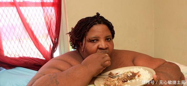 直击体重600斤的胖女人，胖到生活不能自理，16年都没有穿衣服