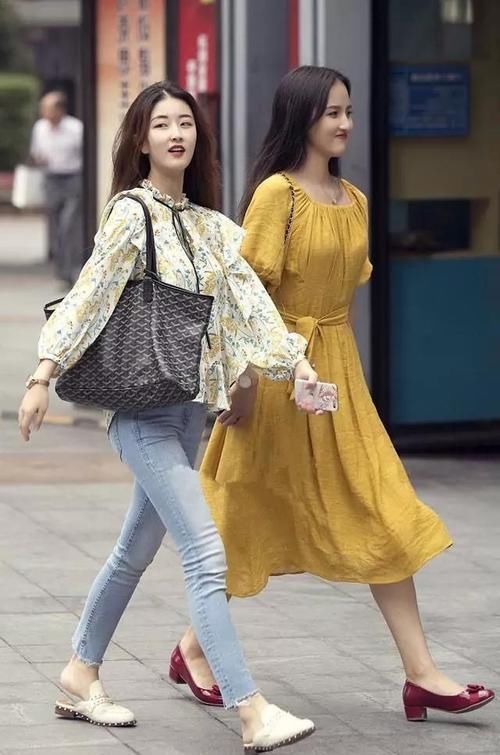 显得|路人街拍,吊带背心与打底裤搭配,穿起来显得十分清爽干练