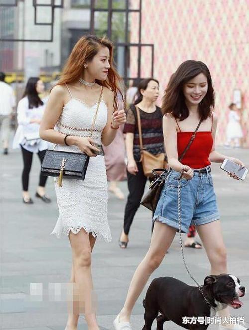 街拍：图1小姐姐打伞防晒，长裙飘飘，心疼走在她旁边的男生！