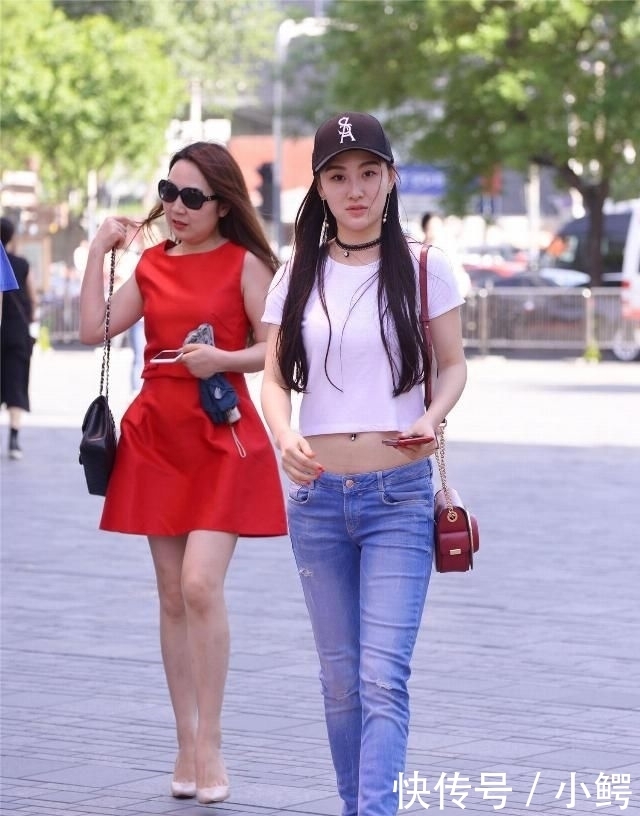 #露脐装#低腰紧身牛仔裤,搭配出露脐装,搭配一双内增高的运动鞋