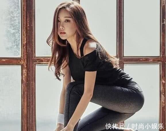 潮范十足的打底裤小姐姐，展示玲珑好身姿，女神气质非常吸睛！