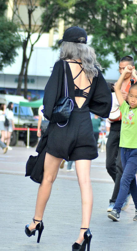 气质御姐后背深V开叉露出迷人香背，皮肤白皙水嫩好迷人