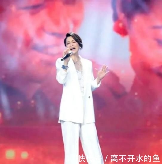 「显腿短」毛阿敏罕见现身机场,穿陶瓷衬衫配五分裤亮相,57岁素颜也不见老
