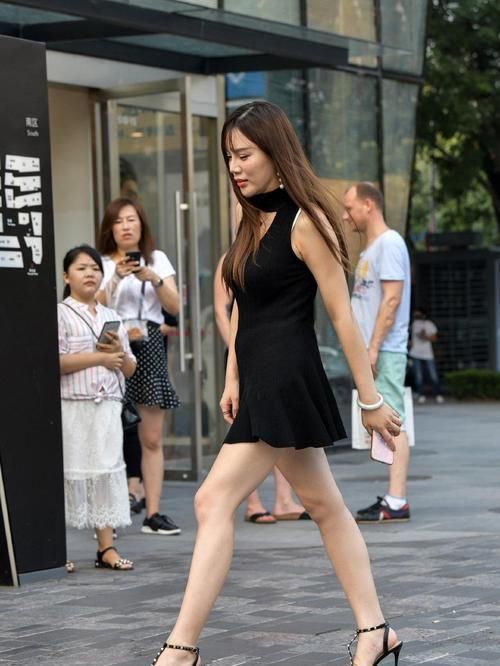 美女|美女的小黑裙火了,捋头发的那一刻,我们看到个啥