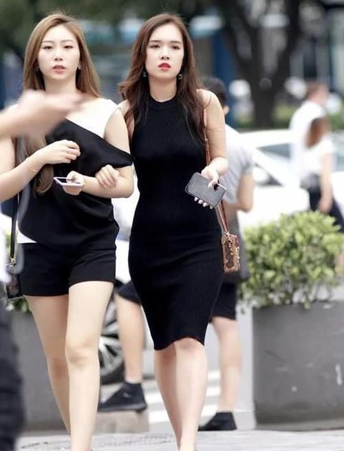 小姐姐■街拍:面带笑容的美女,一件黑色外套配黑色长裤,时尚清爽活力范