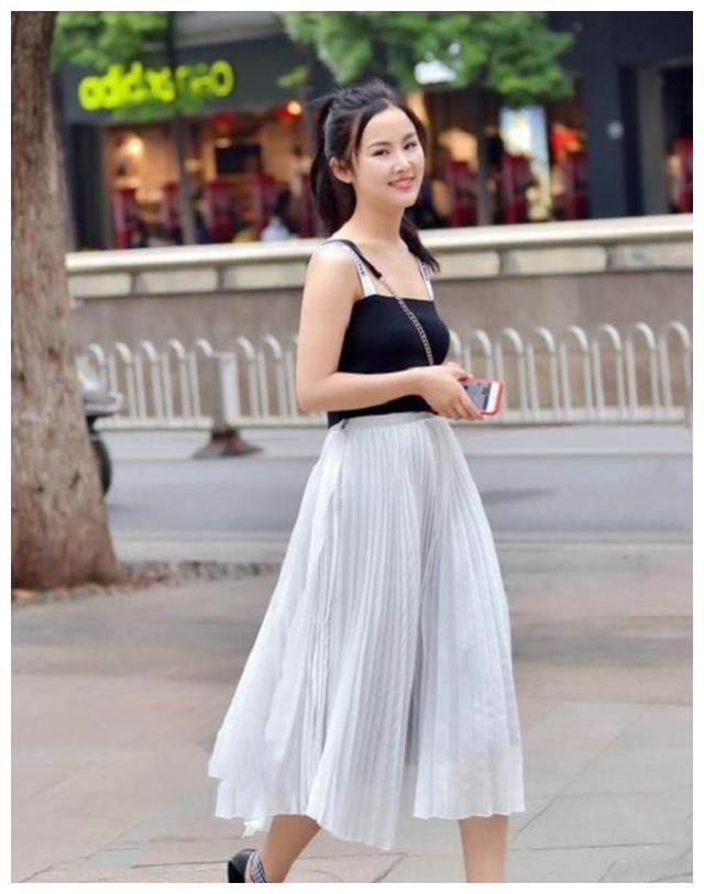 街拍：图1美丽动人，图5身姿曼妙，图8短裙减龄俏丽