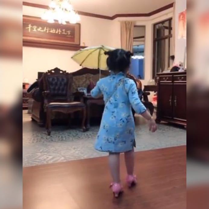 努力■网友：努力站稳是我最后的倔强！，小女孩因穿旗袍、踩高跟鞋走红