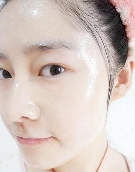 别用玻尿酸进行祛皱了，满脸皱纹老女人用它擦脸，一周返老还童