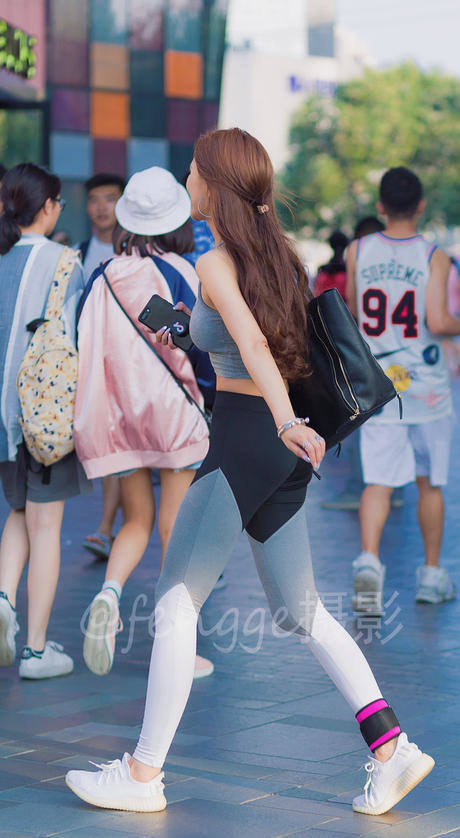 街拍: 穿紧身瑜伽裤的小美女, 身材真棒, 好像还是个小明星呢