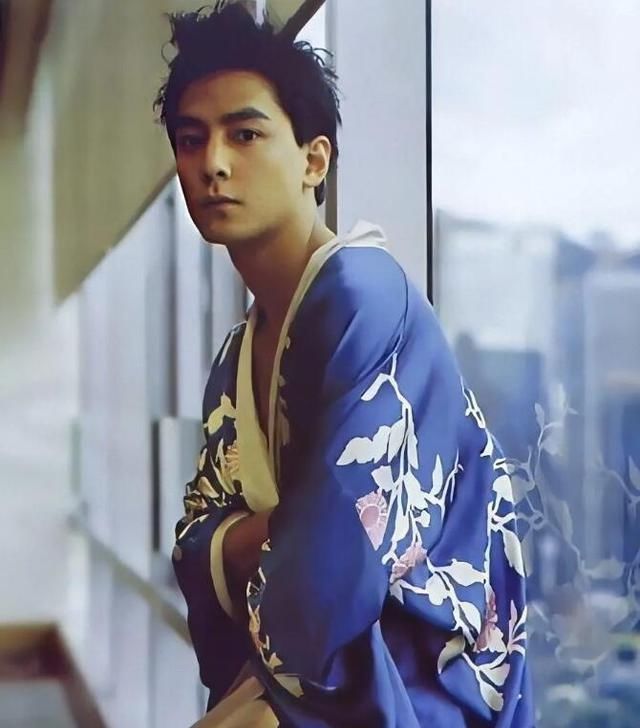 吴彦祖近照被嘲发际线太高,男神秃顶背后是香