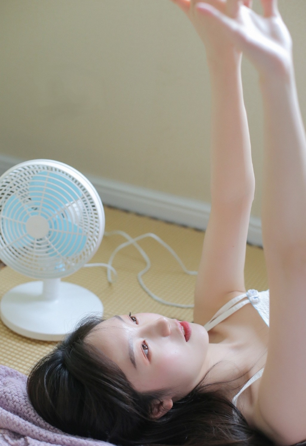 日系素人模特私房写真：白色吊带与浑圆美腿的完美结合