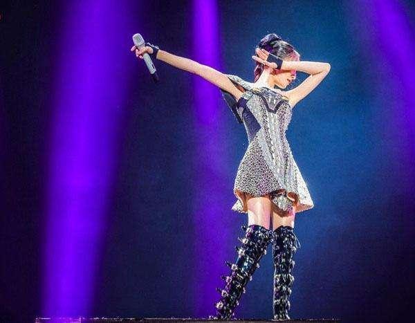 张韶涵终于开窍了!穿蓝色长裙美成这样,网友:一般人穿不出效果