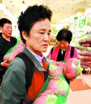  「丰收」白菜价格现低谷，两毛一斤没人要。农民丰产不丰收，该