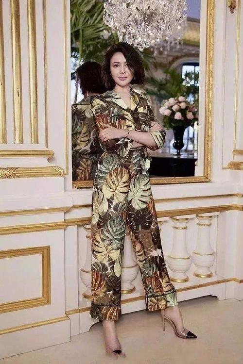 再怎么扮嫩都老了，年纪是不会骗人的！网友：裙子有点短！