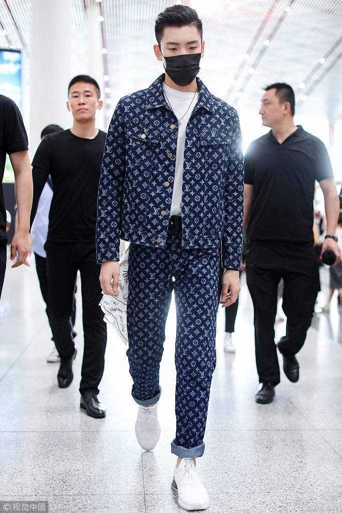 贫穷限制想想！王子异一身大牌“豪”气冲天 口罩遮面帅气撞脸吴