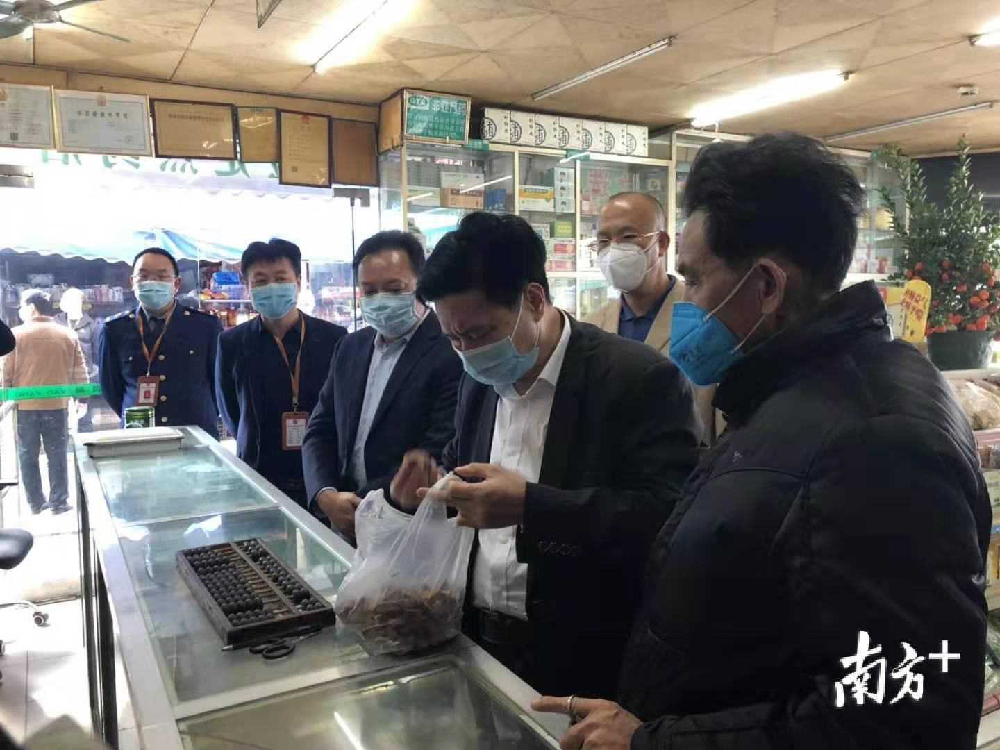  [吴川市]157名党员干部挺入防控疫情前线，吴川市市场监督管理局