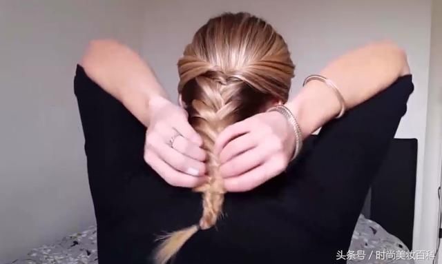 发型设计自己就可以完成的唯美盘发，3分钟搞定