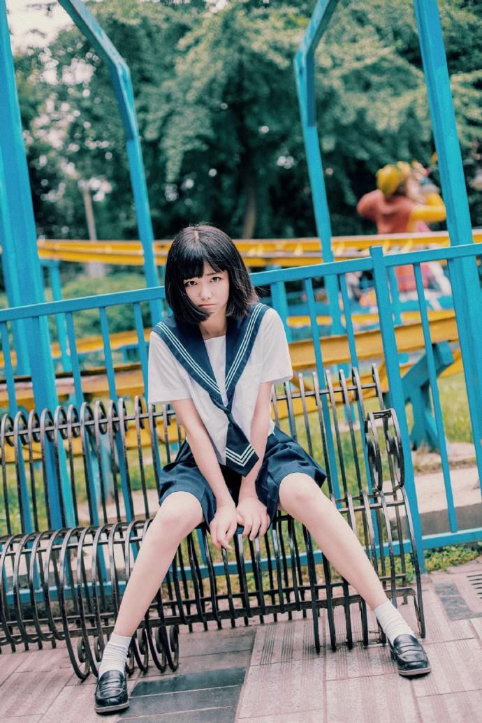 短发制服美女性感游乐园写真图片