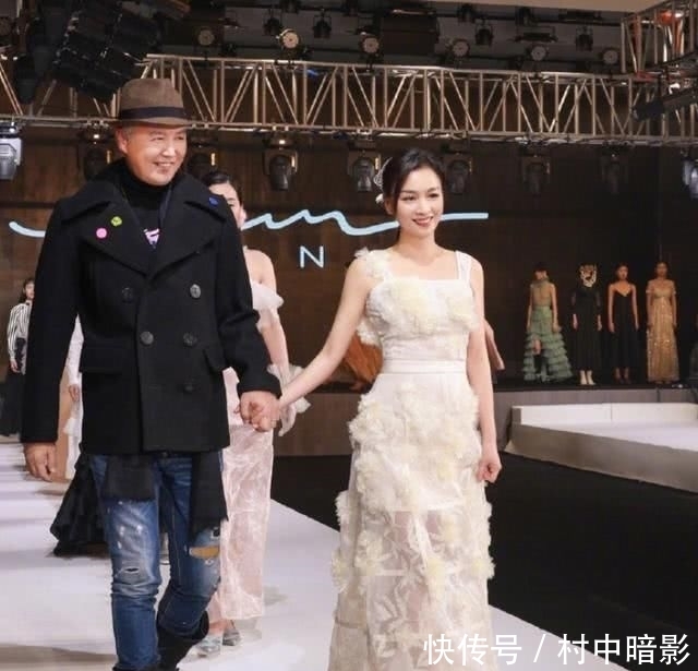 『 颜美』49岁除了有一点眼袋,脸上竟光嫩无一丝皱纹,被张庭的素颜美到了
